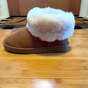 Womens Ugg boots with fur. Only worn a handful of times. Excellent condition. 8